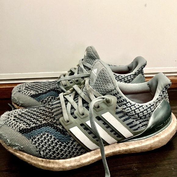 Adidas ultra boost tennis shoes.Sized at a 6.5. - Picture 3 of 4
